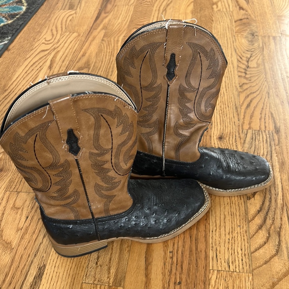 Roper kids size 3 Ostrich stitch Tan Square Toe Boot.